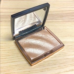 Anastasia Beverly Hills AMREZY highlighter